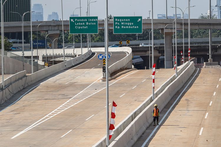 Suasana proyek Tol Depok-Antasari Seksi I Antasari-Brigif/Cinere, Jakarta, Senin (10/9/2018). Tol sepanjang 5,8 kilometer tersebut siap dioperasikan  pada September 2018.