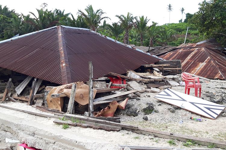 Bangunan rusak akibat gempa di Desa Yomen, Kepulauan Joronga, Halmahera Selatan, Maluku Utara, Selasa (16/7/2019). Sebagian besar bangunan di kawasan tersebut rusak akibat gempa yang terjadi Minggu (14/7/2019).