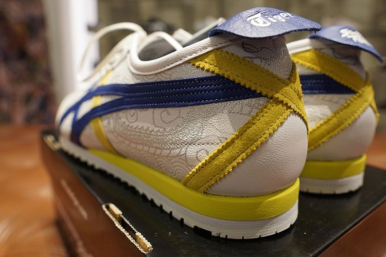 Tampilan belakang sepatu Onitsuka Tiger koleksi khusus Street Fighter yang hanya dibuat sebanyak 5000 pasang di seluruh dunia, difoto di Jakarta, Rabu (31/7/2019).  Sepatu berbahan premium leather ini hadir dalam warna putih bergaris biru dan kuning serta warna kuning dengan garis biru, sesuai kostum Chun Li, petarung dalam game Street Fighter.