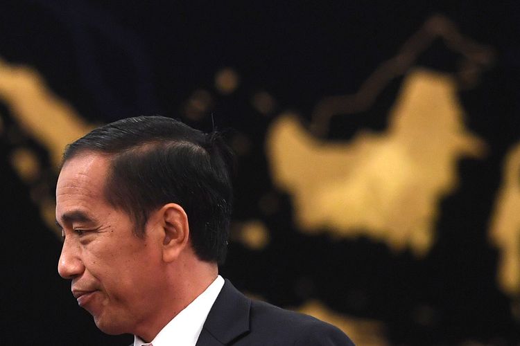 Presiden Joko Widodo berjalan seusai memberikan keterangan pers terkait rencana pemindahan Ibu Kota Negara di Istana Negara, Jakarta, Senin (26/8/2019). Presiden Jokowi secara resmi mengumumkan keputusan pemerintah untuk memindahkan ibu kota negara ke Kalimantan Timur.