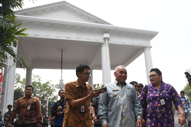 Gubernur Kalimantan Timur Isran Noor (kedua kanan) tiba di Kompleks Istana Kepresidenan jelang konferensi pers Presiden Joko Widodo terkait rencana pemindahan Ibu Kota Negara di Istana Negara, Jakarta, Senin (26/8/2019). Presiden Jokowi secara resmi mengumumkan keputusan pemerintah untuk memindahkan ibu kota negara ke Kalimantan Timur.