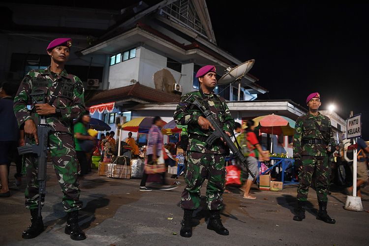 Prajurit Korps Marinir TNI AL  berjaga di Pelabuhan Jayapura, Papua, Minggu (1/9/2019). Pengamanan tersebut dilakukan pasca-unjuk rasa warga Papua Kamis (29/8/2019).