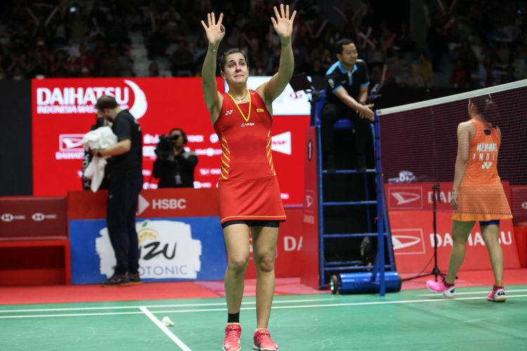 Pemain tunggal Putri Spanyol, Carolina Marin mengalami cidera saat bertanding melawan tunggal Putri India, Saina Nehwal pada pertandingan final Daihatsu Indonesia Masters 2019 di Istora Senayan, Jakarta, Minggu (27/1/2019). Saina Nehwal tampil sebagai juara setelah Carolina Marin mundur dari pertandingan.