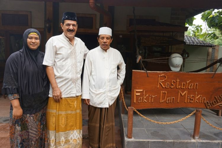 Haji Isam (tengah) dan istri bersama dengan Haji Husain yang mengelola restoran fakir miskin di Banyuwangi