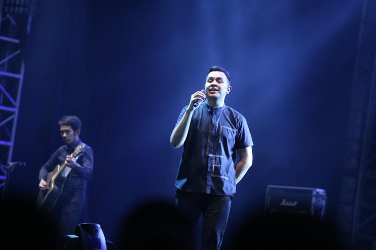 Tulus saat tampil pada acara Synchronize Festival 2017 di Gambir Expo Kemayoran, Jakarta, Jumat (06/10/2017). Acara musik ini akan berlangsung selama tiga hari hingga Minggu 8 Oktober.