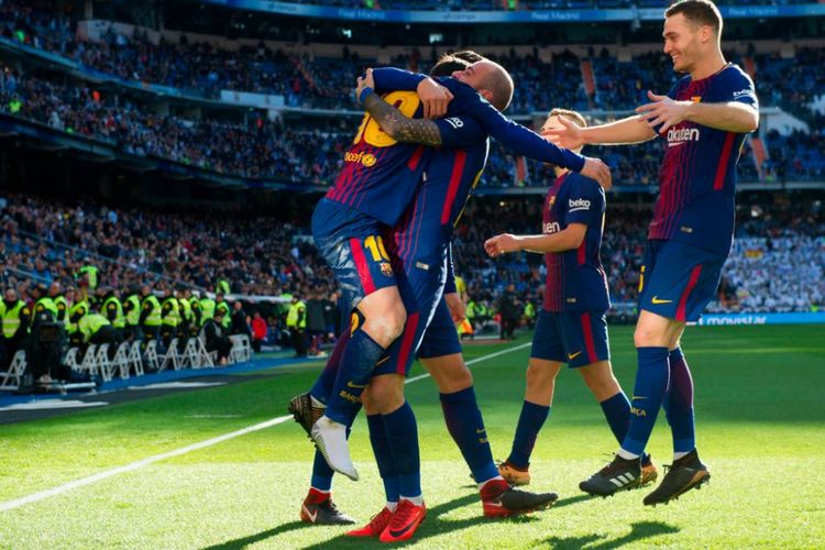 Para pemain Barcelona merayakan gol ketiga timnya ke gawang Real Madrid yang dicetak oleh Aleix Vidal pada pertandingan La Liga di Santiago Bernabeu, Sabtu (23/12/2017). Tampak Lionel Messi tak mengenakan sepatu bagian kanan. 