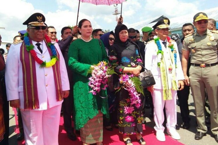 Gubernur Sultra Ali Mazi dan Wagub Sultra Lukman Abunawas didampingi istri tiba di Bandara TNI AU. (KOMPAS.COM/ KIKI ANDI PATI)
