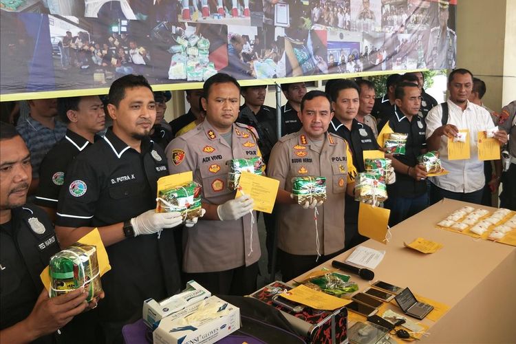 Aparat Polres Metro Jakarta Utara, Selasa (6/8/2019), menggelar konferensi pers tentang penangkapan pengedar 10 kg sabu-sabu.