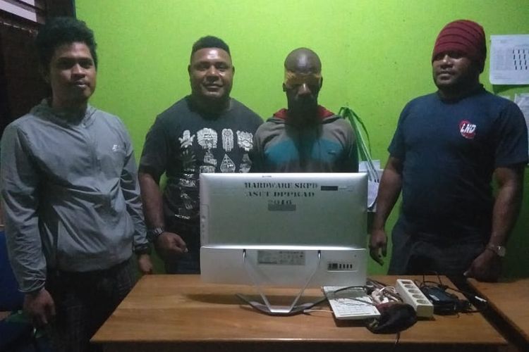 Polisi saat menunjukan pelaku dan barang bukti satu unit komputer milik Dinas Perhubungan Asmat, Senin (1/4/2019)