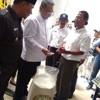 Menteri Desa, PDT, dan Transmigrasi Eko Putro Sandjojo meresmikan rice mill BUMDes Berkah Bersama di Desa Mekarmaya, Kecamatan Cimalaya Wetan, Karawang, Jawa Barat, Selasa (23/1/2018).