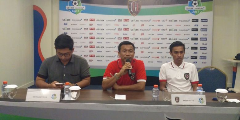 Pelatih Bali United Widodo C. Putro (tengah) saat memberikan keterangan pers jelang pertandingan menghadapi Mitra Kukar