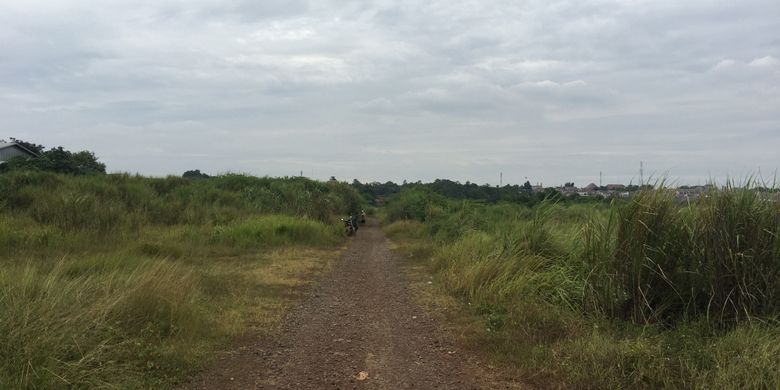 Jalanan dengan kondisi bebatuan menuju Curug Parigi, di Kampung Parigi, Kecamatan Bantargebang, Kota Bekasi, Jawa Barat, Jumat (5/1/2017). 