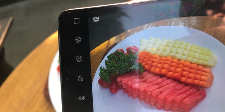 Objek makanan yang dipotret menggunakan Oppo F7 dapat dikenali kamera, terbukti dari munculnya icon makanan di sudur layar.