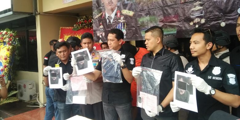 Polisi mengungkap kasus penjambretan seorang pedagang lumpia yang dilakukan oleh anggota komplotab Tenda Orange di Mapolres Metro Jakarta Barat pada Rabu (4/7/2018). 