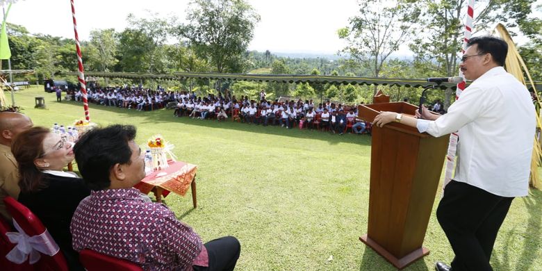 Sekretaris Jenderal Kementerian Pertanian, Syukur Iwantoro, saat menyapa 453 pewakilan Gabungan Kelompok Tani yang hadir pada Pencanangan Gerakan Petani Milenial Provinsi Bali di Bagus Agro Pelaga, Kabupaten Badung-Bali, Selasa (12/3/2019).