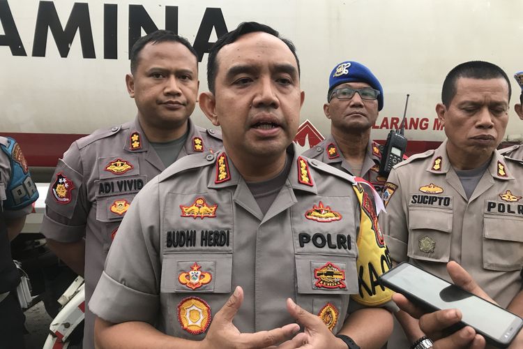 Kapolres Metro Jakarta Utara ditemui di depan Mapolres Metro Jakarta Utara memberikan keterangan terkait kasus perampasan dua truk tangki milik PT Pertamina (persero), Senin (18/3/2019)