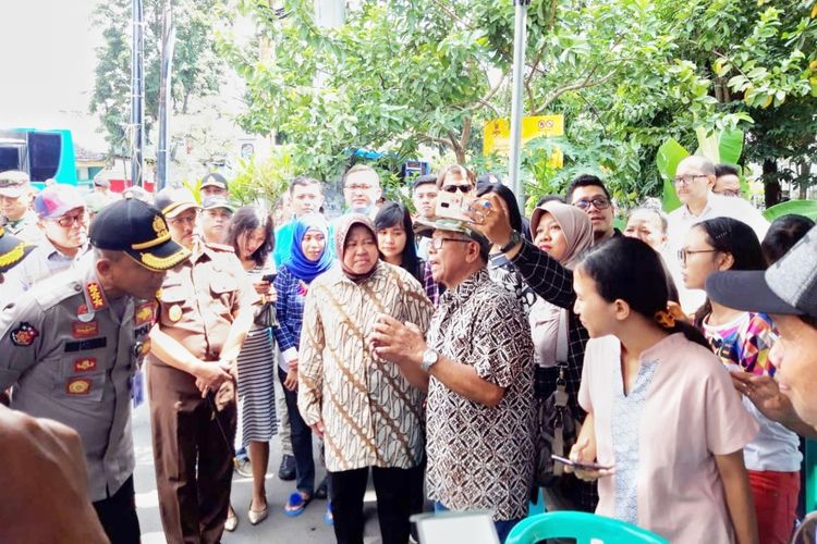 Wali Kota Surabaya Tri Rismaharini bersama jajaran forkopimda saat meninjau TPS 044 di Jalan Luntas, Kelurahan Pacar Keling, Kecamatan Tambaksari, Surabaya, Rabu (17/4/2019).