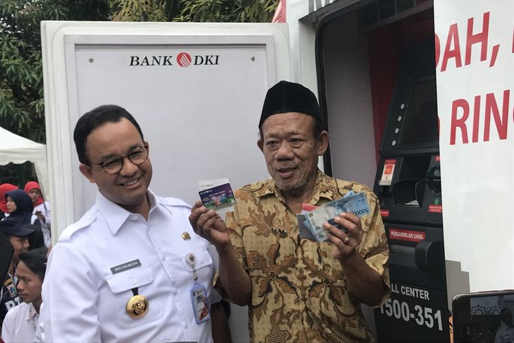 Gubernur DKI Jakarta Anies Baswesan bersama seorang lansia yang menerima Kartu Lansia Jakarta (KLJ) di RPTRA Al-Amanah, Komplek Jakarta Islamic Center, Koja, Jakarta Utara, Rabu (24/4/2019). 