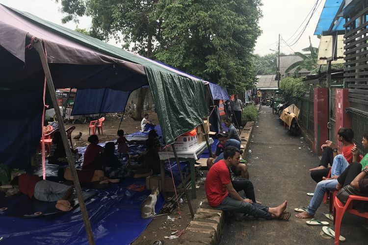 Suasana tenda pengungsian warga di RT 07 RW 01 Kelurahan Kembangan Utara, Jakarta Barat Minggu (28/4/2019). 