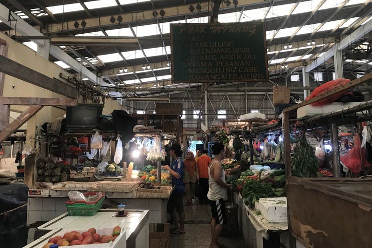 Suasana Pasar Koja Baru, Jakarta Utara, Senin (29/4/2019). Seminggu jelang bulan Ramadhan beberapa harga pangan mengalami kenaikan seperti bawang putih cutting, ayam potong, dan telur ayam negeri. 