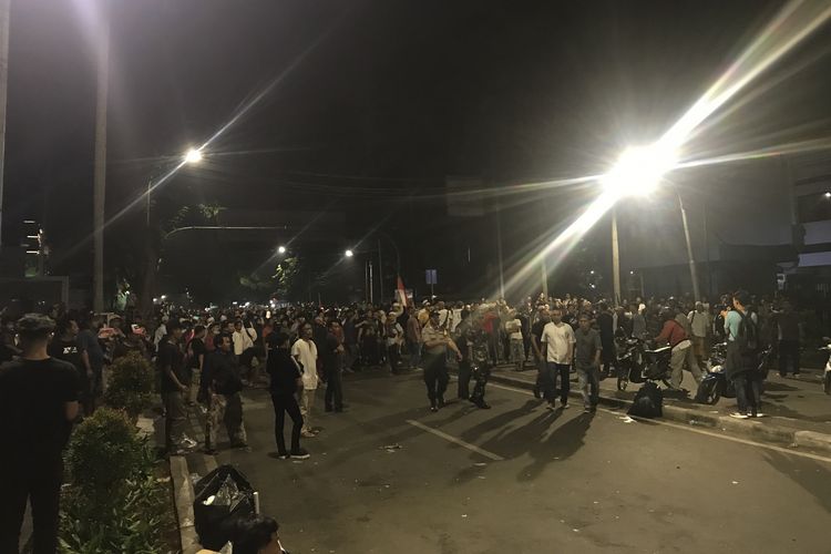 Ratusan pengunjuk rasa dari arah Tanah Abang masih bertahan di sekitar kawasan MH Thamrin, tepatnya disamping kantor Bawaslu RI, Jakarta Pusat, Selasa (22/5/2019) pukul 00.02 WIB dini hari.