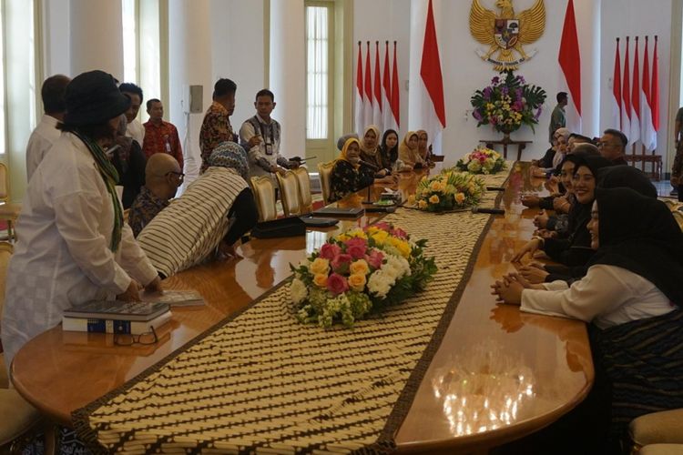 Presiden Joko Widodo saat menerima pelaku industri busana muslim di Istana Bogor, Jawa Barat  Kamis (26/4/2018).