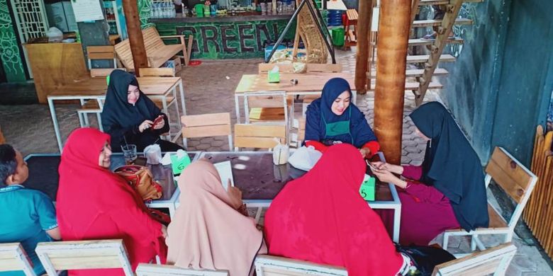 Suasana di Degreen Coffe dan Resto, Jalan Malikussaleh, Desa Kampung Jawa Lama, Kecamatan Banda Sakti, Kota Lhokseumawe, Aceh, Sabtu (22/6/2019).