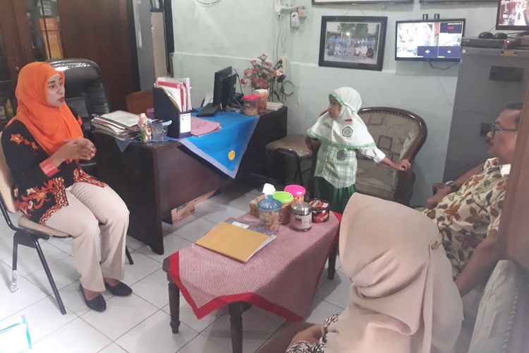 Ruangan Gunawati Suwito, Kepala Sekolah SDN Balongsari I, Kecamatan Tandes, Surabaya, Jawa Timur. Gambar diambil pada Kamis (25/4/2019).