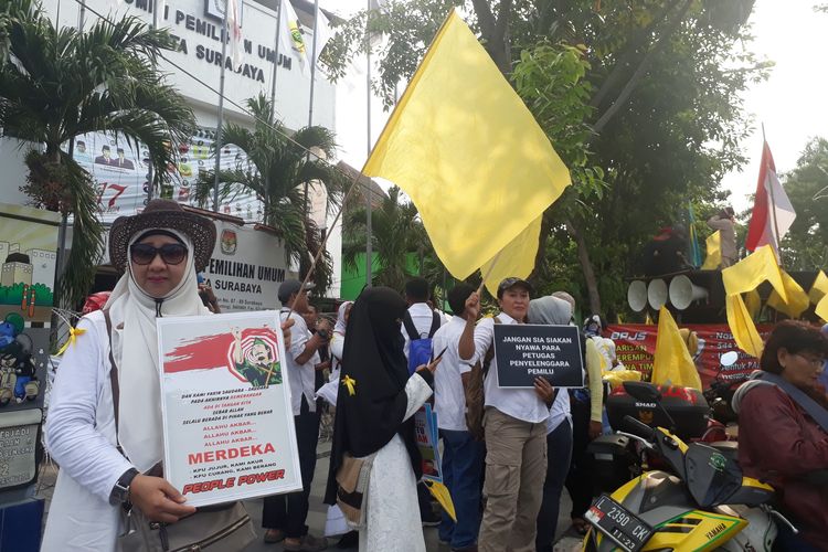 Puluhan emak-emak yang tergabung dalam Barisan Perempuan Jawa Timur Simpatik (BPJS) melakukan aksi di kantor KPU Kota Surabaya, Jalan Adityawarman, Surabaya, Kamis (9/5/2019).