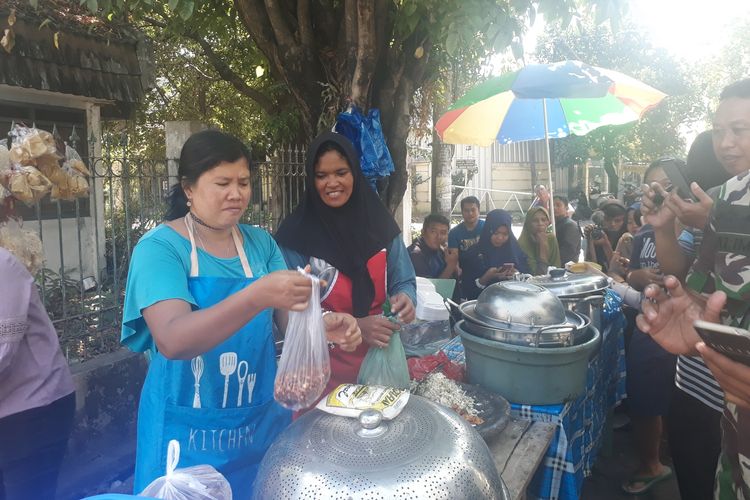 Penjual rujak cingur seharga Rp 60.000, Marmilla atau Mella (43) sedang melayani pembeli yang sudah antre di lapak dagangannya di Jalan Wiguna Timur, Kelurahan Gunung Anyar, Kecamatan Rungkut, Surabaya, Jawa Timur, Senin (24/6/2019).