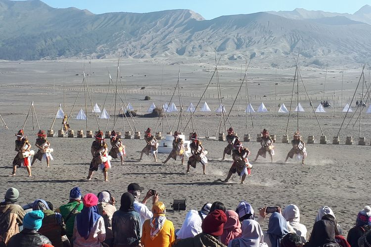 Salah satu penampilan seni budaya yang memeriahkan Eksotika Bromo 2019.