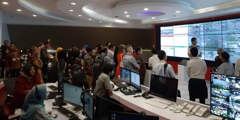 Para perwakilan dari India dan Vietnam berkunjung ke Makassar War Room dan sedang mendengarkan penjelasan dari Sekretaris Dinas Komunikasi dan Informatika Kota Makassar