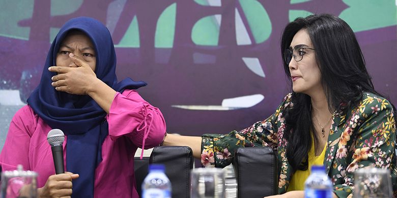 Terpidana kasus pelanggaran Undang-Undang Transaksi dan Informasi Elektronik (UU ITE), Baiq Nuril Maknun (kiri) didampingi anggota DPR Fraksi PDIP Rieke Diah Pitaloka menjawab pertanyaan wartawan pada Forum Legislasi bertema Baiq Nuril Ajukan Amnesti , DPR Setuju? di Kompleks Parlemen Senayan, Jakarta, Rabu (10/7/2019). Dalam kesempatan tersebut, Baiq Nuril berharap DPR dapat mempertimbangkan keadilan untuk dirinya.