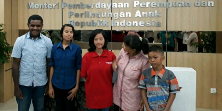 Tigor Kogoya (16) dari Jayawijaya, Papua (paling kiri), Lusia Futboe (16) dari Kupang, Nusa Tenggara Timur (dua dari kiri) bersama Monica (15) dan Ibu kandungnya, Purwanti di gedung Kementerian Pemberdayaan Perempuan dan Perlindungan Anak Republik Indonesia, Senin (23/10/2017).