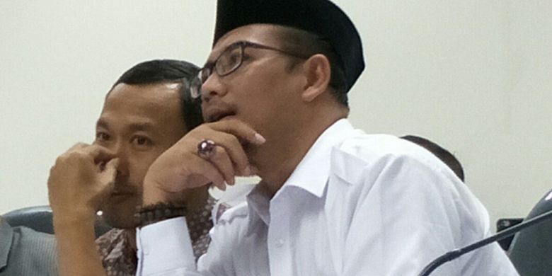 Komisioner KPU Pramono Ubaid dan Hasyim Asyari saat pembacaan putusan sidang ajudikasi yang diselenggarakan Bawaslu atas gugatan Partai Bulan Bintang