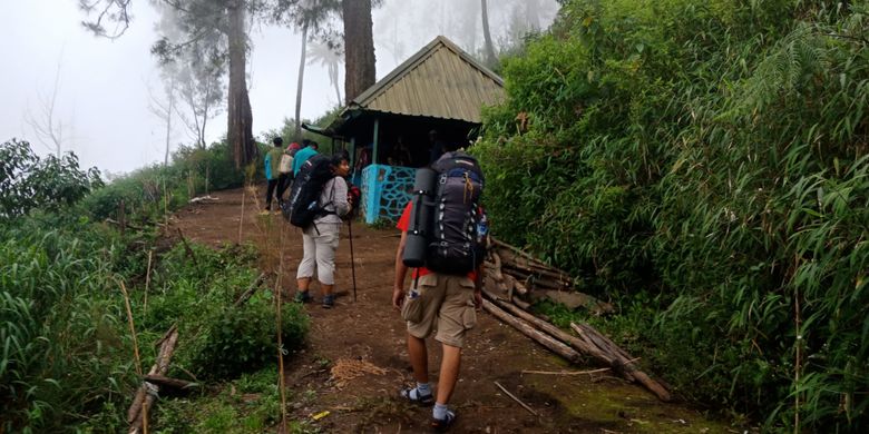 Suasana pendaki yang beristirahat di pos tiga pendakian Gunung Semeru, Kabupaten Lumajang, Jawa Timur, Sabtu (7/4/2018).