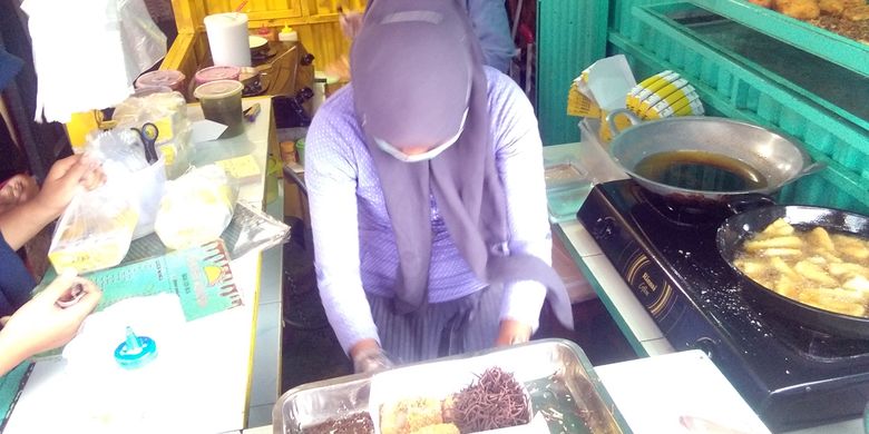 Pekerja menyiapkan pisang goreng krispi di Jalan Merdeka Utama, Kota Lhokseumawe, Aceh, Rabu (8/5/2019).