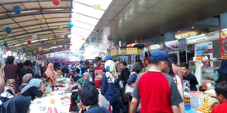 Pengunjung di gerai makan Blok M, Sabtu (6/4/2019)