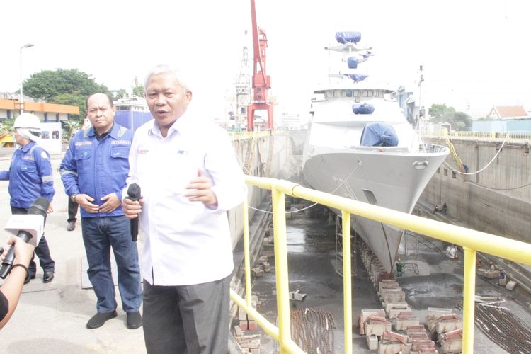Komisaris Utama PT PAL Indonesia Didit Herdiawan saat memberi penjelasan tentang proyek Refurbishment 41 KRI (R41) di depan graving dock dengan KRI RE Martadinata ada di dalamnya. Gambar diambil pada Senin (22/1/2024).