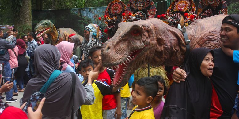 Swafoto dengan T Rex. Pada libur tahun baru 2019 pengelola  Mojosemi Forest Park berhasil menampilkan dino show, sebuah drama dimana 2 peneliti tersesat di zaman dinosaurus. Pergelaran tersebut mampu menyedot pengunjung hingga 25.000 orang.