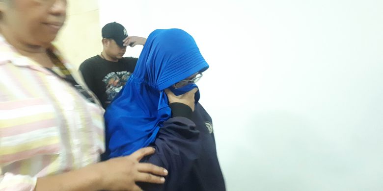 Polda Metro Jaya menangkap menangkap dua perempuan yang diduga merekam dan menyebarkan video HS, tersangka yang mengancam penggal kepala Presiden Joko Widodo, Rabu (15/5/2019). 