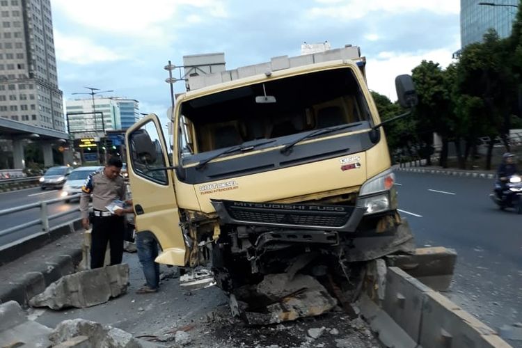 Truk Hantam Separator Bus Transjakarta di Jalan MT. Haryono