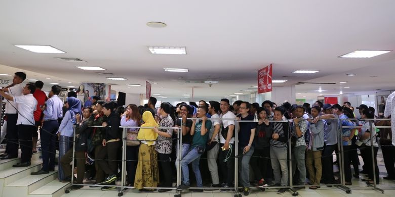 Pengunjung saat mengantri untuk membeli pakaian diskon di Lotus Department Store, Djakarta Theater XXI, Jakarta, Rabu (25/10/2017). Menurut informasi yang diterima dari karyawan, gerai Lotus di seluruh Indonesia akan ditutup pada 31 Oktober 2017.