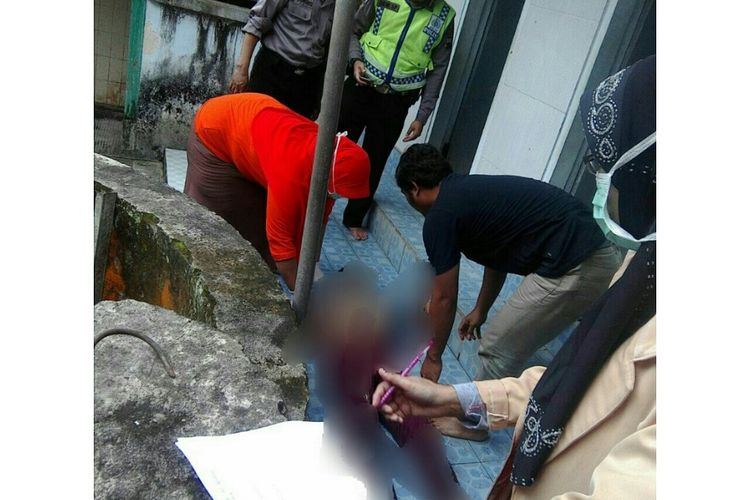 Petugas kepolisian mengevakuasi mayat Tulus Sunarjo (33) warga Kecamatan Karanganyar, Kebumen, Jawa Tengah yang ditemukan tewas di dalam sumur masjid Al Mujahidin, Jumat (20/10/2017).