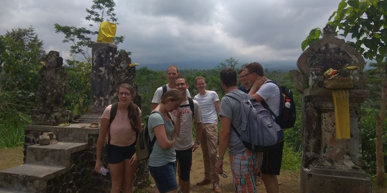 Wisatawan asing berkunjung di pos pantau Gunung Agung pada Senin (2/10/2017)