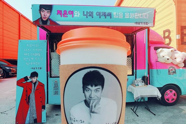 Food truck yang dikirim Lee Seung Gi untuk IU di lokasi shooting drama My Ahjussi.
