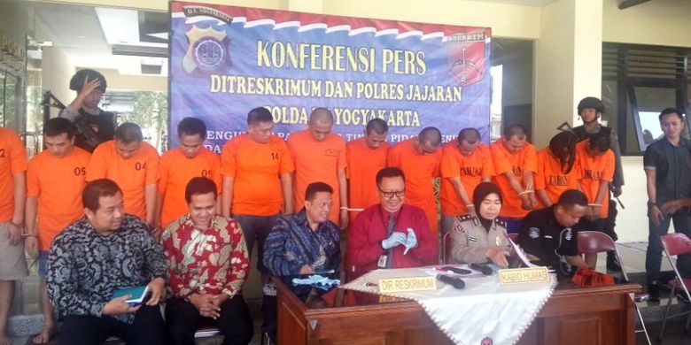 Direktur Reskrimum Polda DIY Kombes Hadi Utomo (mengenakan baju merah) saat jumpa pers di Mapolda DIY, Selasa (20/3/3018).