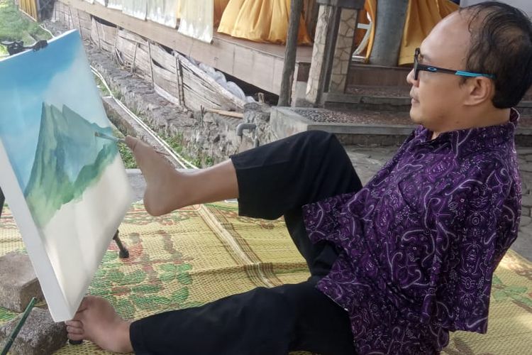 Sabar Subardi, Amanatullah, dan M.Asroel menggelar pameran bersama di Salatiga, Jawa Tengah, dalam rangka peringatan Hari Internasional Pelukis Mulut dan Kaki.