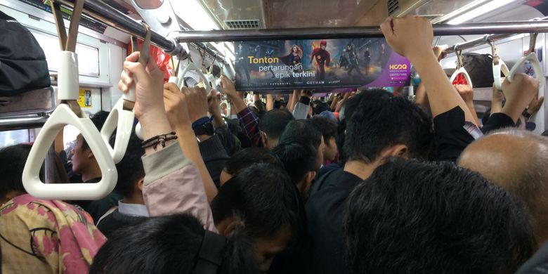 Suasana di krl lintas Stasiun Tangerang - Stasiun Duri, Jakarta, Senin (3/4/2017).
