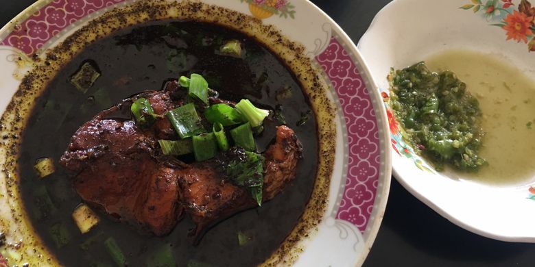 Gabus pucung makanan khas betawi di Pondok Gabus Lukman, Kota Bekasi, Jawa Barat, Kamis (4/1/2018). 